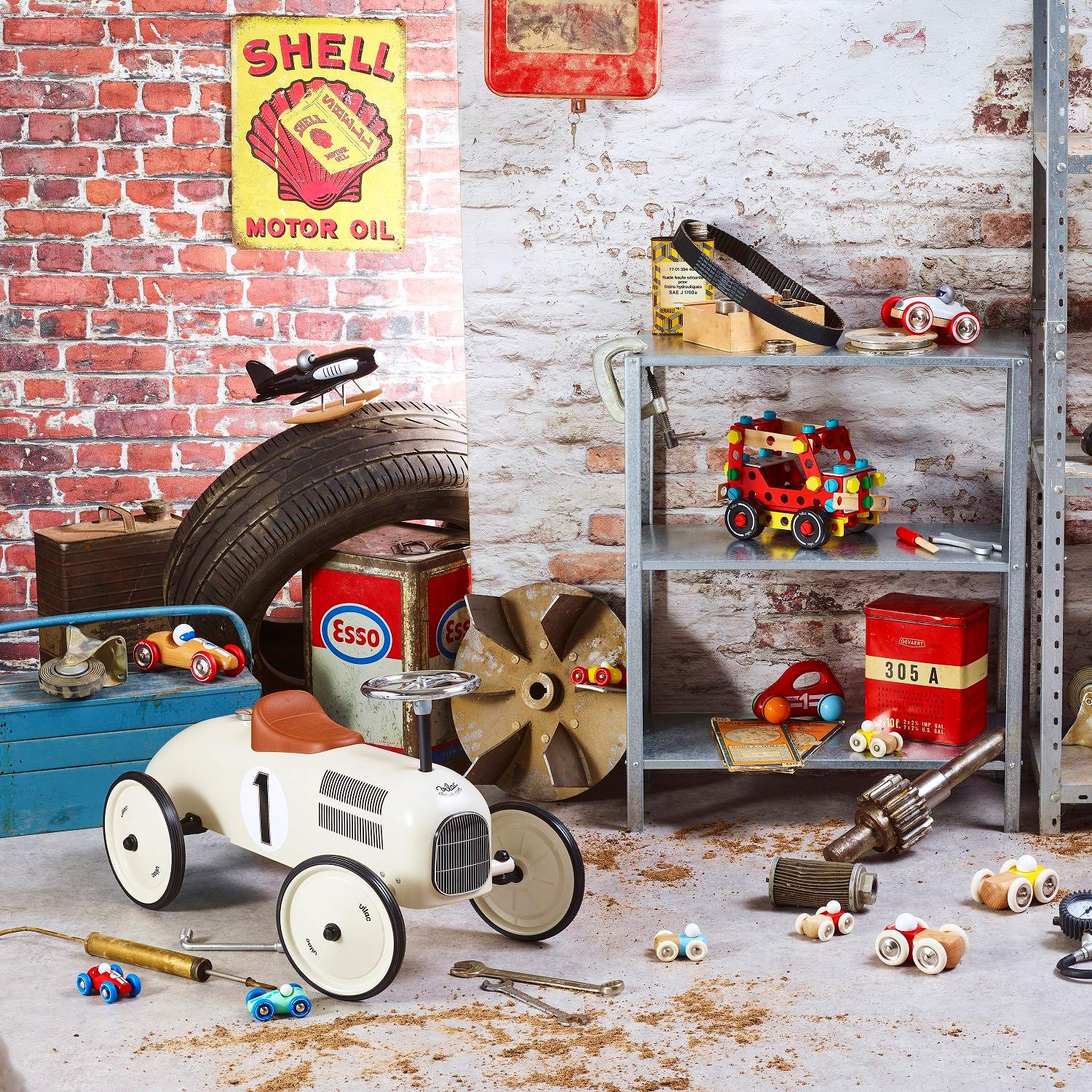 Porteur voiture de course en métal blanc crème Un porteur