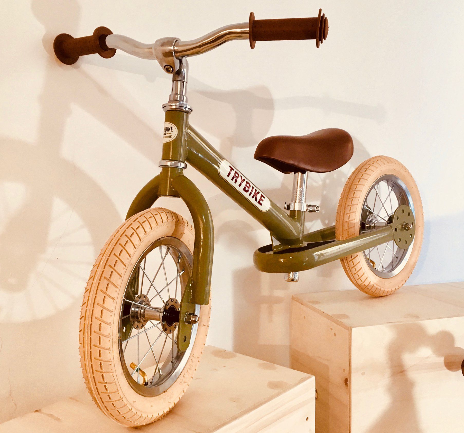 Trybike Draisienne acier vintage vert velo sans pedales pour enfant de 2 a 6 ans