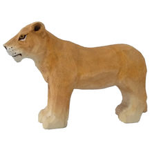 Figurine Lionne en bois WU-40462 Wudimals 1