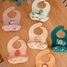 Bavoir en silicone Gnawy le paresseux SJ-SI0948 Sassi Junior 2