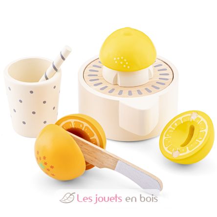 https://www.lesjouetsenbois.com/files/thumbs/catalog/products/images/product-watermark-583/10709-new-classic-toys-presse-agrumes-en-bois-dinette.jpg