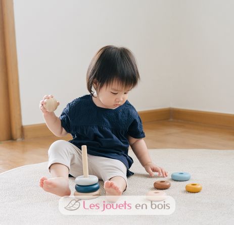 Mignon Petit Asiatique 18 Mois / 1 An Enfant En Bas âge Bébé Garçon Enfant  Jouer Avec Jouet En Bois Coloré Pyramide / Jouet Anneau D'empilage. Gosse,  Jouer, à, Jouet éducatif, Isolé, Blanc, Mur, à, Espace Copie